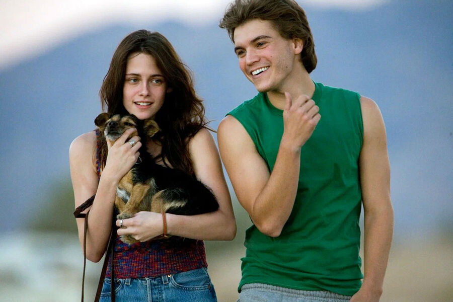 <b>&laquo;В диких условиях&raquo; (2007)</b><br>
Выдающийся фильм Шона Пенна, который ввел среди особо впечатлительных киноманов тренд на&nbsp;опасные одиночные трипы в&nbsp;дикую-дикую природу &ndash; и лишний раз напомнил всем, что не стоит питаться непонятными растениями. Главную роль &ndash; путешественника Кристофера МакКэндлесса (он же Александр Супербродяга) &ndash; исполнил в&nbsp;проекте Эмиль Хирш, а Стюарт в&nbsp;драме сыграла девочку-подростка, которую персонаж встречает на&nbsp;своем удивительном пути и которая в&nbsp;него влюбляется.