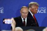 Президент РФ Владимир Путин и президент США Дональд Трамп во время пресс-конференции на военной базе Эльмендорф - Ричардсон на Аляске, 16 августа 2025 года
