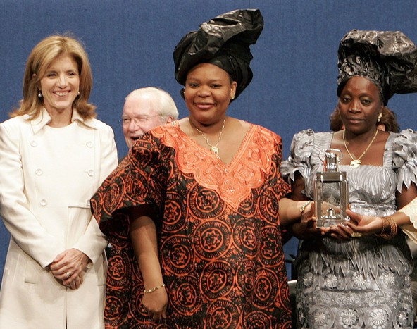 Леймах Гбови (в центре), активистка либерийского женского движения за&nbsp;мир.
