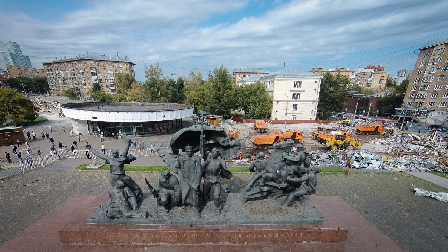 Снос торговых павильонов, признанных объектами самовольного строительства, у станции метро «Улица 1905 года»