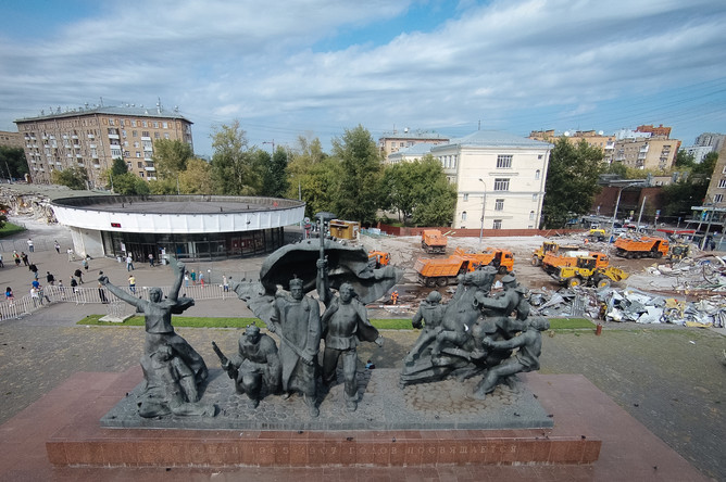 Снос торговых павильонов, признанных объектами самовольного строительства, у станции метро «Улица 1905 года»