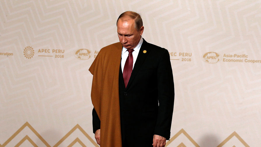 Владимир Путин в&nbsp;перуанской накидке перед&nbsp;фотосессией на&nbsp;саммите АТЭС