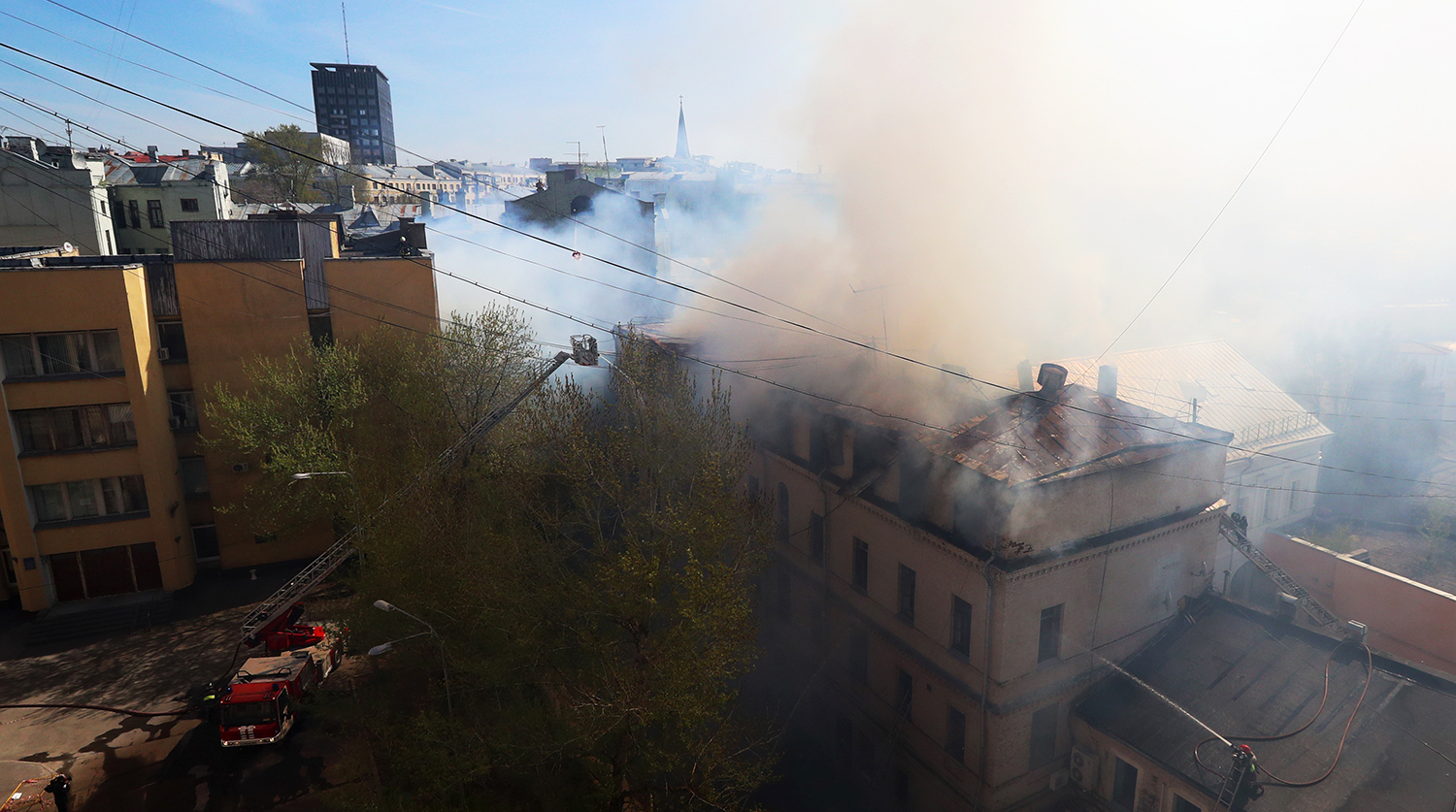 Во время ликвидации пожара в здании в Лубянском проезде.