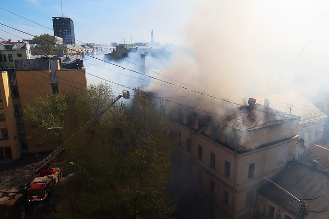 Во время ликвидации пожара в здании в Лубянском проезде.