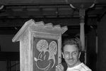 Художник-мультипликатор Уолт Дисней с рисунком Микки Мауса во время фотосессии в Майами, 1941 год
