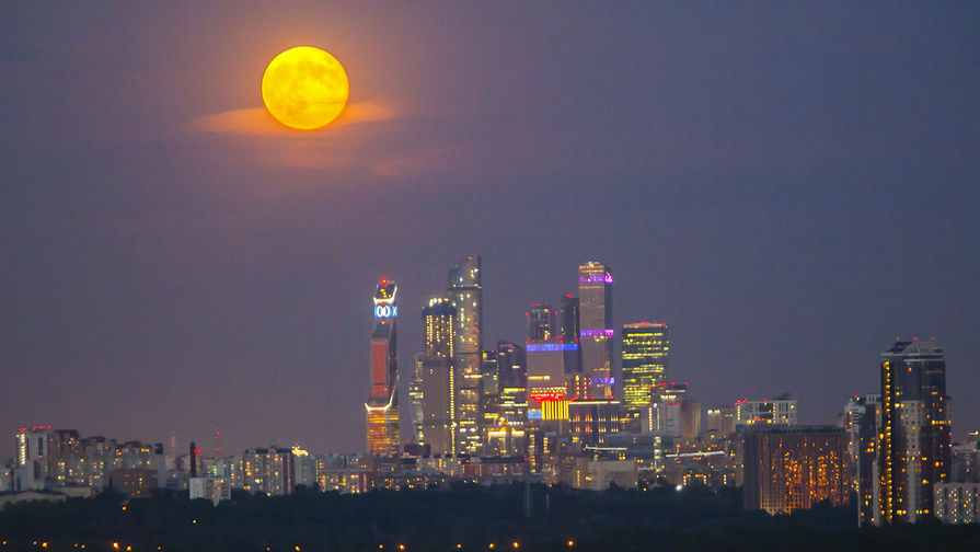Лунное затмение над&nbsp;Москва-Сити, 27 июля 2018 года