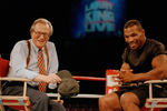 Ларри Кинг и боксер Майк Тайсон во время интервью, 1995 год 