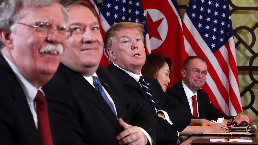 Президент США Дональд Трамп, госсекретарь Майк Помпео и советник президента по&nbsp;национальной безопасности Джон Болтон во время саммита США-КНДР во вьетнамском Ханое, 28 февраля 2019 года