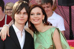 Ирина Безрукова с сыном Андреем на открытии 30-го Московского международного кинофестиваля, 2008 год