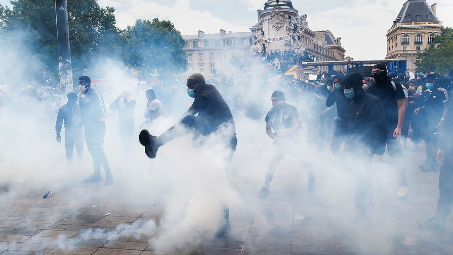 Во время акции против произвола полиции в&nbsp;Париже, 13 июня 2020 года