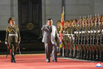 Лидер КНДР Ким Чен Ын во время военного парада в честь 75-летия основания Трудовой партии Кореи (ТПК), Пхеньян, 10 октября 2020 года