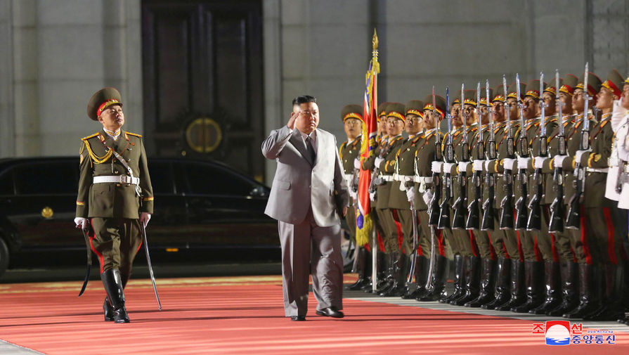 Лидер КНДР&nbsp;Ким Чен Ын во время военного парада в&nbsp;честь 75-летия основания Трудовой партии Кореи (ТПК), Пхеньян, 10 октября 2020 года