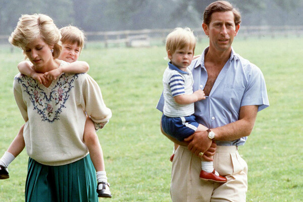 Принц Чарльз и принцесса Диана с&nbsp;сыновьями Уильямом и Гарри в&nbsp;саду резиденции Хайгроув-Хаус, 1986&nbsp;год