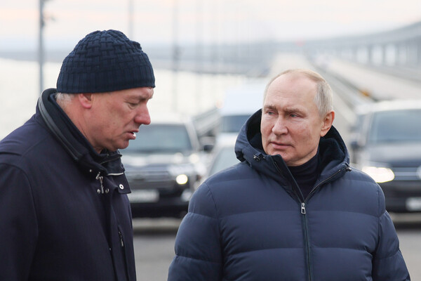Президент РФ Владимир Путин и заместитель председателя Правительства РФ Марат Хуснуллин на Крымском мосту, 5 декабря 2022 года