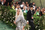 Ким Кардашьян выбрала для Met Gala серебристый наряд Maison Margiela, представлявший собой беспощадно узкий кружевной корсет и прозрачный низ, расшитый цветами.