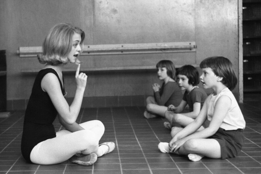 Американская танцовщица и преподаватель танцев, а также будущая звезда Голливуда Голди Хоун преподает танцы, Вашингтон, округ Колумбия, 6&nbsp;мая 1964&nbsp;года