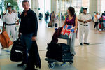 Представители авиакомпаний попросили всех туристов оставить багаж в отелях, чемоданы будут доставлены позже. Эти туристы, видимо, летят в Германию или Бельгию