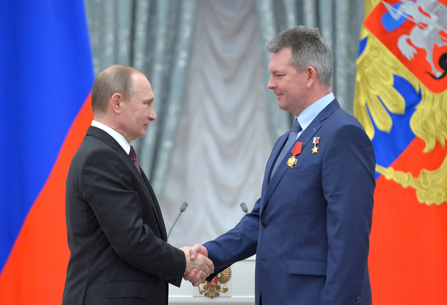 Президент России Владимир Путин (слева) и инструктор-космонавт НИИ «Центр подготовки космонавтов имени Ю.А. Гагарина» Александр Самокутяев