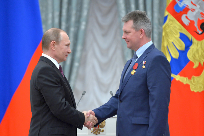 Президент России Владимир Путин (слева) и инструктор-космонавт НИИ «Центр подготовки космонавтов имени Ю.А. Гагарина» Александр Самокутяев