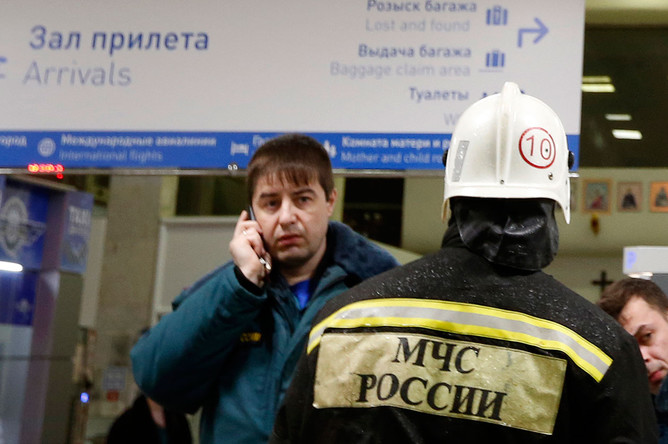 Сотрудники МЧС в зале прилета аэропорта