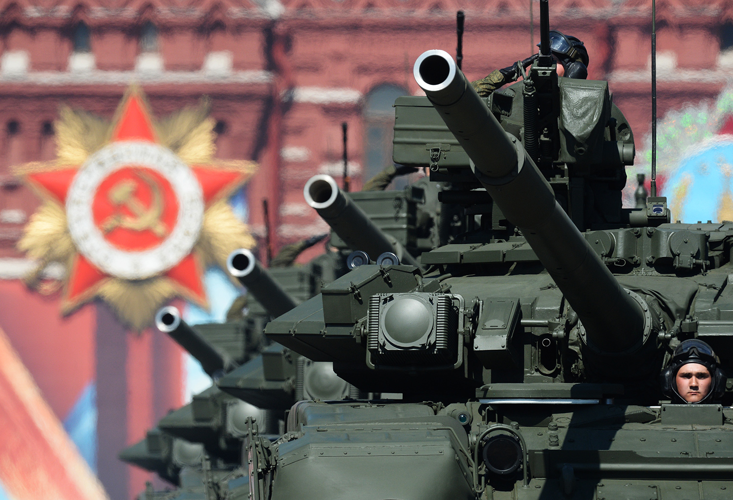 Основные боевые танки Т-90А во время военного парада на Красной площади в честь 71-й годовщины Победы в Великой Отечественной войне 1941-1945 годов