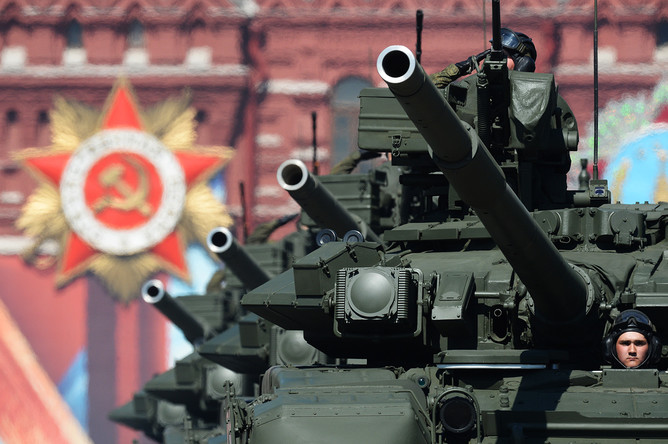 Основные боевые танки Т-90А во время военного парада на Красной площади в честь 71-й годовщины Победы в Великой Отечественной войне 1941-1945 годов