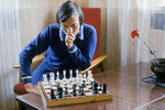 Чемпион мира по шахматам Анатолий Карпов за разбором партии, 1977 год