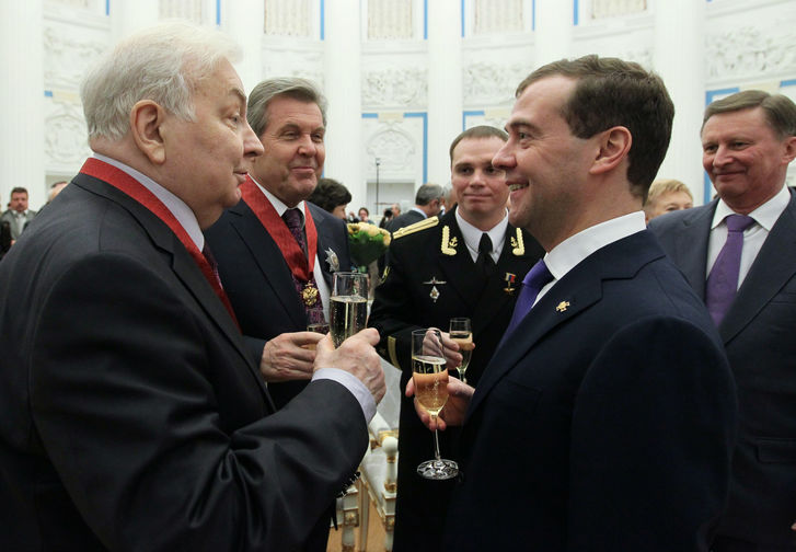 Михаил Державин и Дмитрий Медведев на церемонии вручения государственных наград в Екатерининском зале Кремля, 2012 год