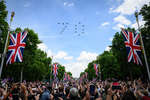 Авиаотряд выступает в форме числа 70 возле Букингемского дворца в честь платинового юбилея королевы Елизаветы II, 2 июня 2022 года