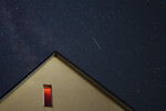 Падающая звезда над крышей дома в селе Клиновка Симферопольского района, Крым, 27 июля 2022 года