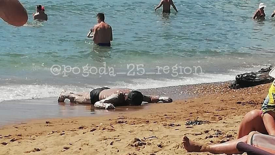 Во Владивостоке на пляж вынесло тело мужчины, но отдыхающие продолжили купаться и загорать