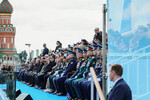 Президент РФ Владимир Путин и гости на трибуне на Красной площади во время парада в Москве, посвященного 78-й годовщине Победы в Великой Отечественной войне