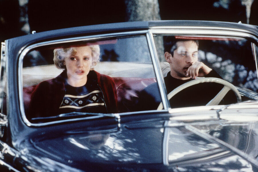 <b>«Правила виноделов» (1999)</b>
<br><br>
В&nbsp;2000 году медленная ретро-драма по&nbsp;роману Джона Ирвинга собрала семь номинаций на&nbsp;премию «Оскар» (правда, без&nbsp;Шарлиз Терон). Действие ее происходит в&nbsp;США во время Второй мировой войны. Картина рассказывает историю выходца из&nbsp;сиротского приюта Гомера Уэллса (Тоби Магуайр), овладевшего акушерским делом, но не желавшего делать нелегальные аборты. 