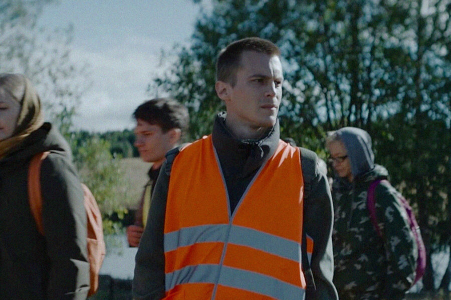 <b>“Плейлист волонтера” (2023)</b>
<br><br>
В центре этого сериала — история поисково-спасательного отряда, в котором находит смысл жизни рано разочаровавшийся в браке и карьере Миша Штапич (Иван Янковский). Миша возглавляет отряд и увлекается коллегой с позывным Кукла (Мила Ершова) — и это не единственное потрясение, которое заставит понемногу оттаять его замороженное сердце.