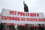 Участники шествия КПРФ по Первомайскому проспекту в Рязани накануне 99-й годовщины Октябрьской социалистической революции