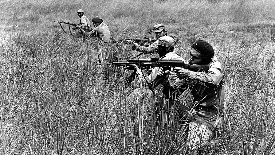 Кубинские и ангольские солдаты в тренировочном центре около Кабинды, февраль 1976 года