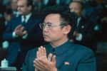 Ким Чен Ир аплодирует на съезде Трудовой партии Кореи. С 1980-х годов биография Ким Чен Ира, как и биография его отца, стала официальным предметом для изучения в школах. Все книги или статьи начинаются с цитат из его работ, а имя вождя в северокорейских печатных изданиях набирается специальным жирным шрифтом. 1980 год