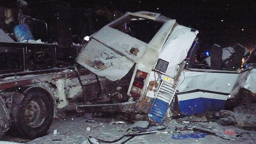 Смертельная авария с участием грузовика, автобуса и двух легковых автомобилей на трассе в ХМАО, декабрь 2016 года