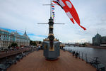 Крейсер «Аврора», открывшийся после реставрации для посетителей, у Петроградской набережной в Санкт-Петербурге