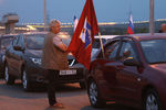 Мужчина у своего автомобиля перед началом открытия автомобильного движения по Крымском мосту через Керченский пролив