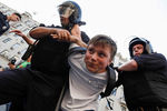 Сотрудники правоохранительных органов разгоняют участников несанкционированной акции в Москве против изменения пенсионного законодательства, Москва, 9 сентября 2018 года