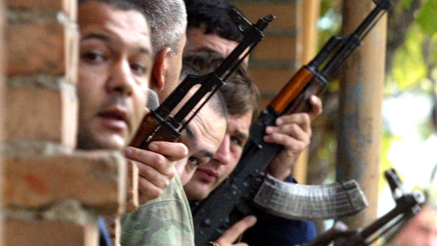 Российские силовики во время штурма захваченной террористами школы №1 в Беслане, 3 сентября 2004 года