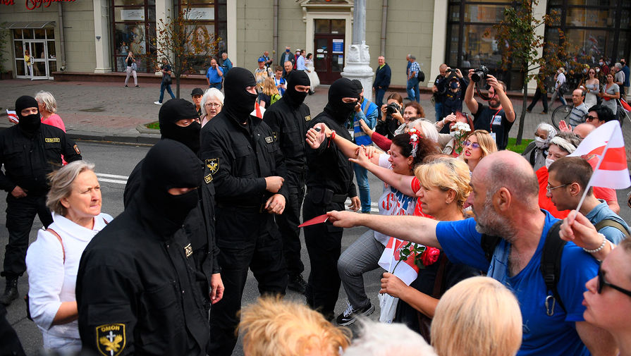Участники акции протеста и силовики на проспекте Независимости в Минске, 30 августа 2020 года