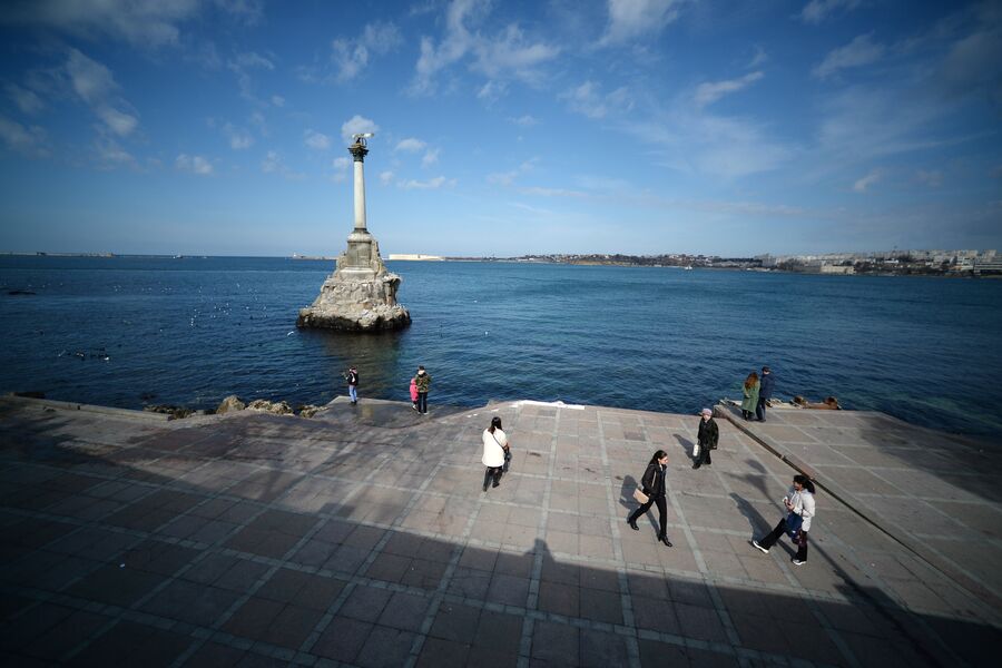 Памятник затопленным кораблям в Севастополе