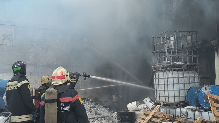 В Волгограде вспыхнул лакокрасочный цех, его тушат 63 спасателя