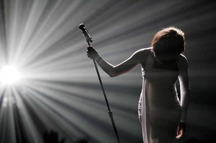 Поклон Уитни Хьюстон после исполнения песни «I Didn't Know My Own Strength» на&nbsp;церемонии вручения American Music Awards в&nbsp;ноябре 2009&nbsp;года