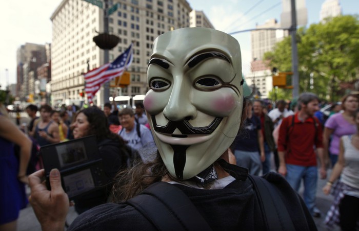 Участники движения «Захвати Уолл-стрит», которое выпало из&nbsp;поля зрения после того, как был разогнан их лагерь в&nbsp;парке Зукотти Нью-Йорка, провели первомайские демонстрации.