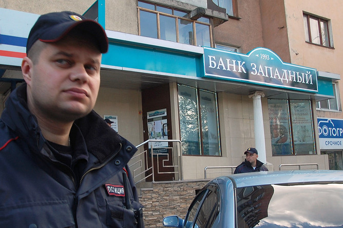 Сотрудники полиции у входа в отделение банка «Западный» в Белгороде