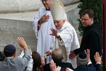 Бывший папа Бенедикт XVI уходит в конце мессы канонизации на площади Святого Петра в Ватикане