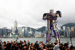 Фигура трансформера Оптимуса Прайма во время премьеры фильма «Трансформеры: Эпоха истребления» в Гонконге